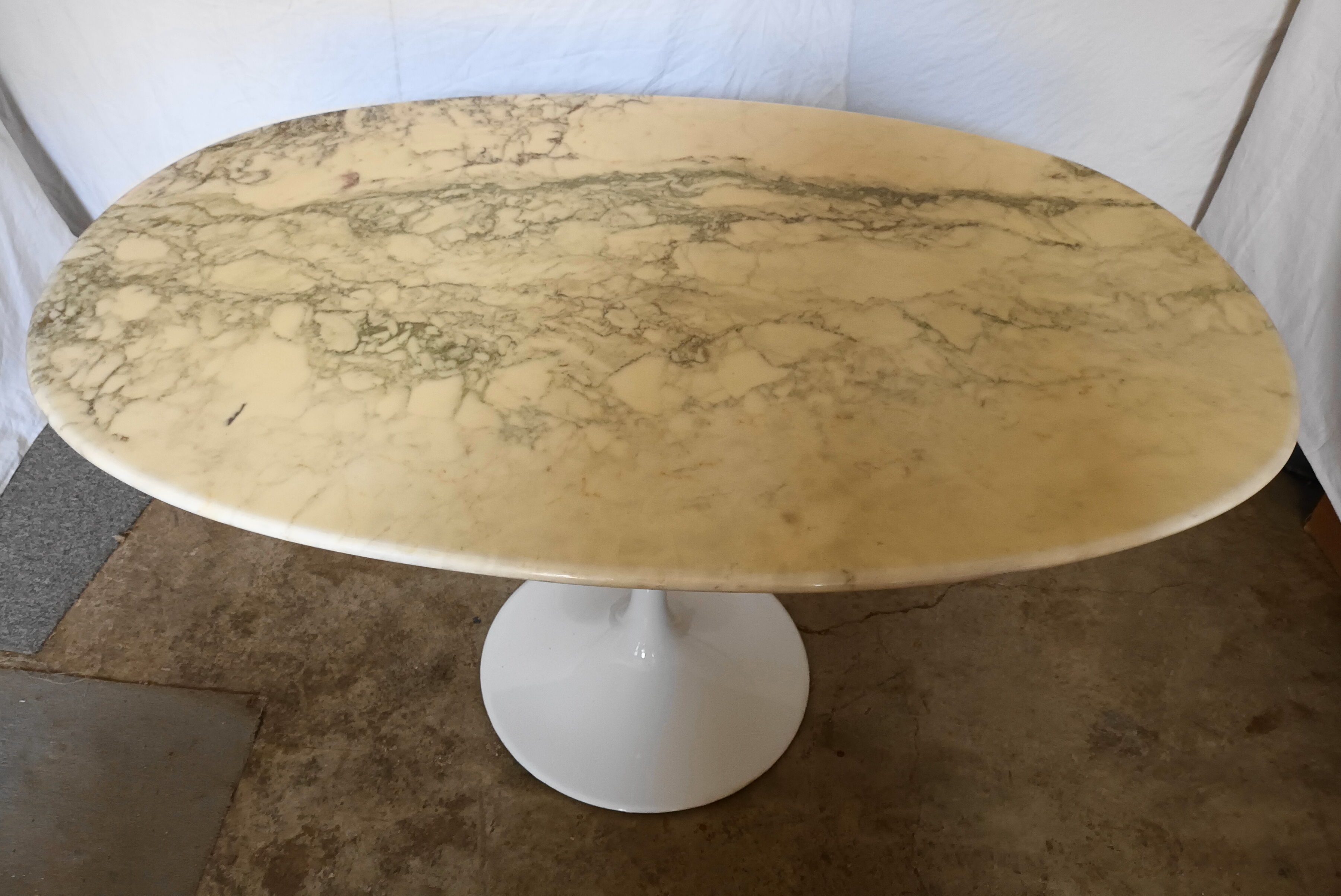 Table ovale dessus marbre pied tulipe des années 70
