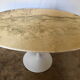 Table ovale dessus marbre pied tulipe des années 70