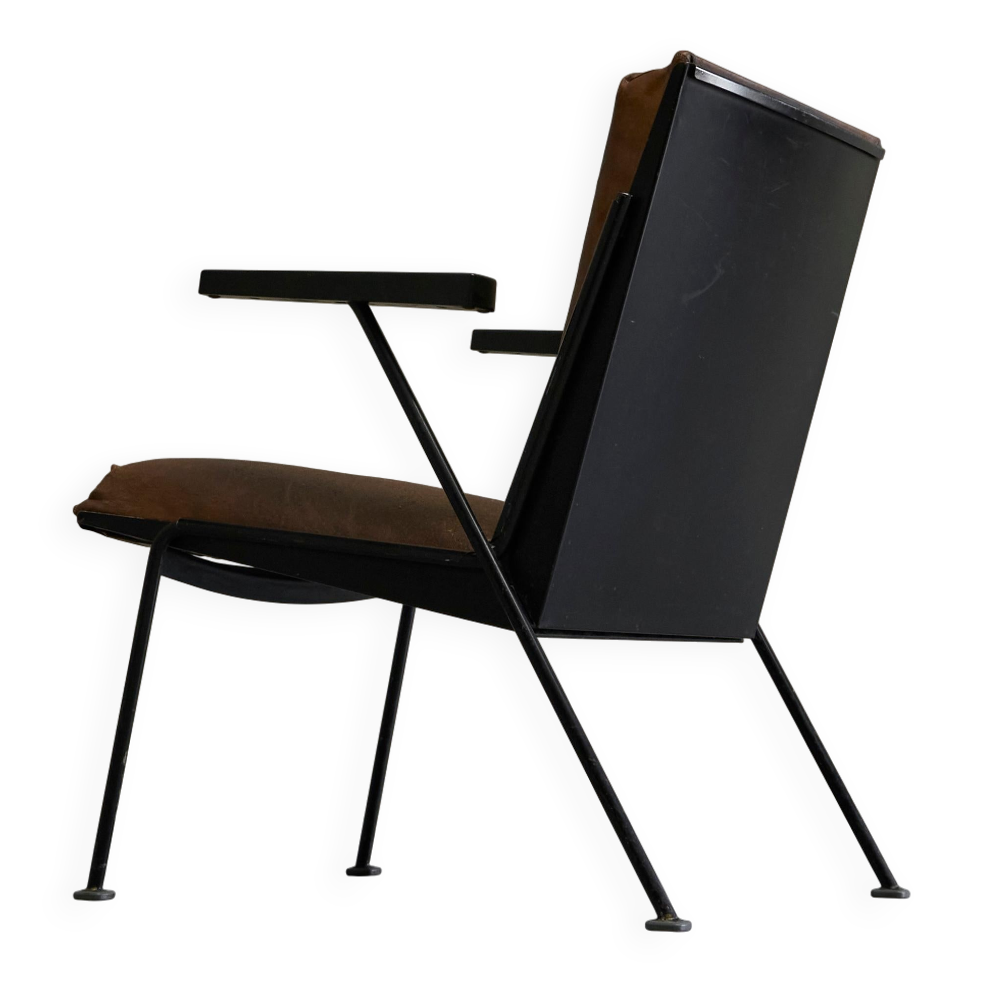 Modernist Dutch lounge chair in enamelled steel and leather from the 1950s.