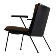 Modernist Dutch lounge chair in enamelled steel and leather from the 1950s.