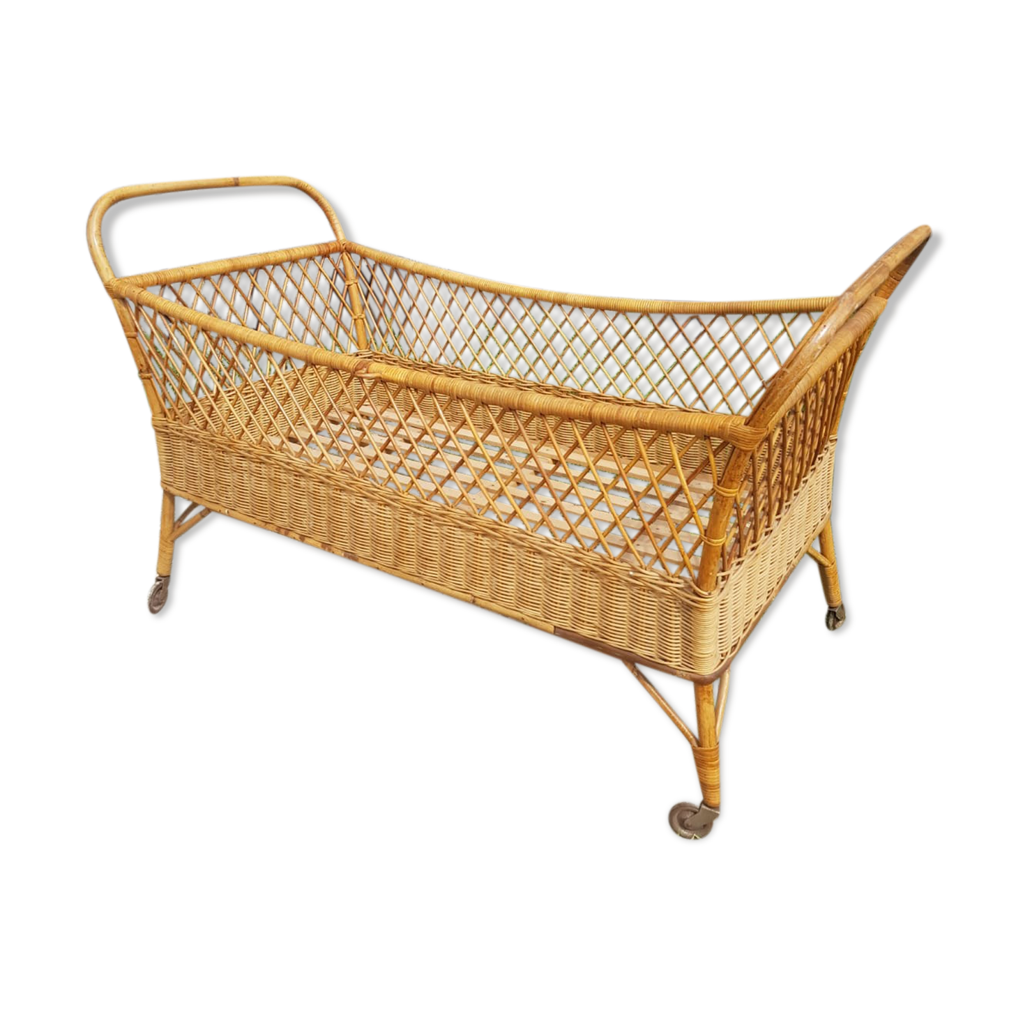Former cradle bed baby rotin curved on vintage 60s roulettes