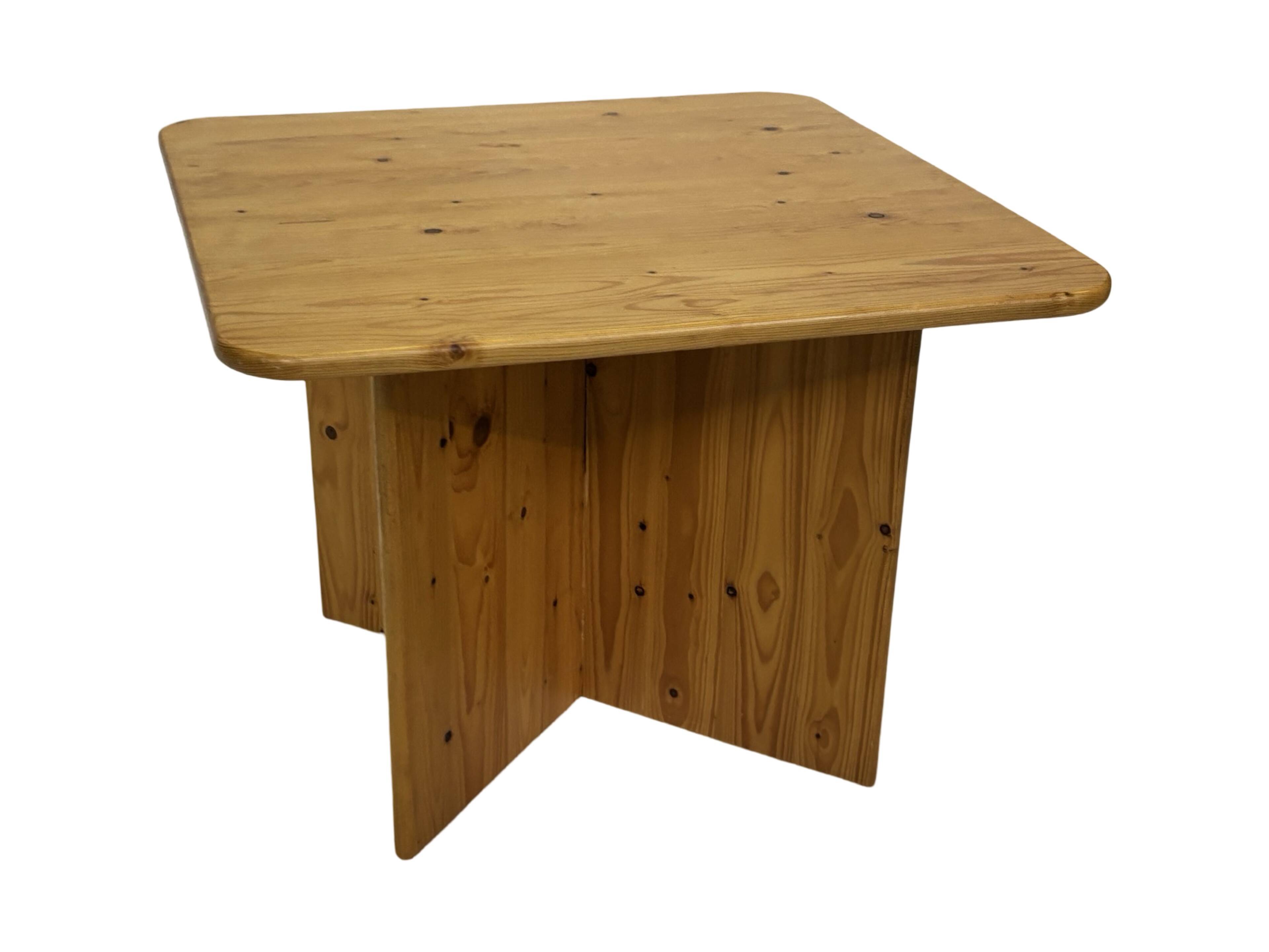 Table basse / table d'appoint vintage en pin au design organique minimaliste