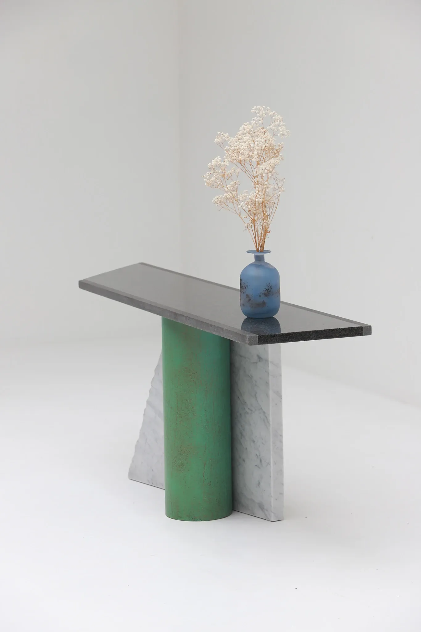 Lella et Massimo Vignelli — Console en ardoise et marbre “Ambiguità” 1983
