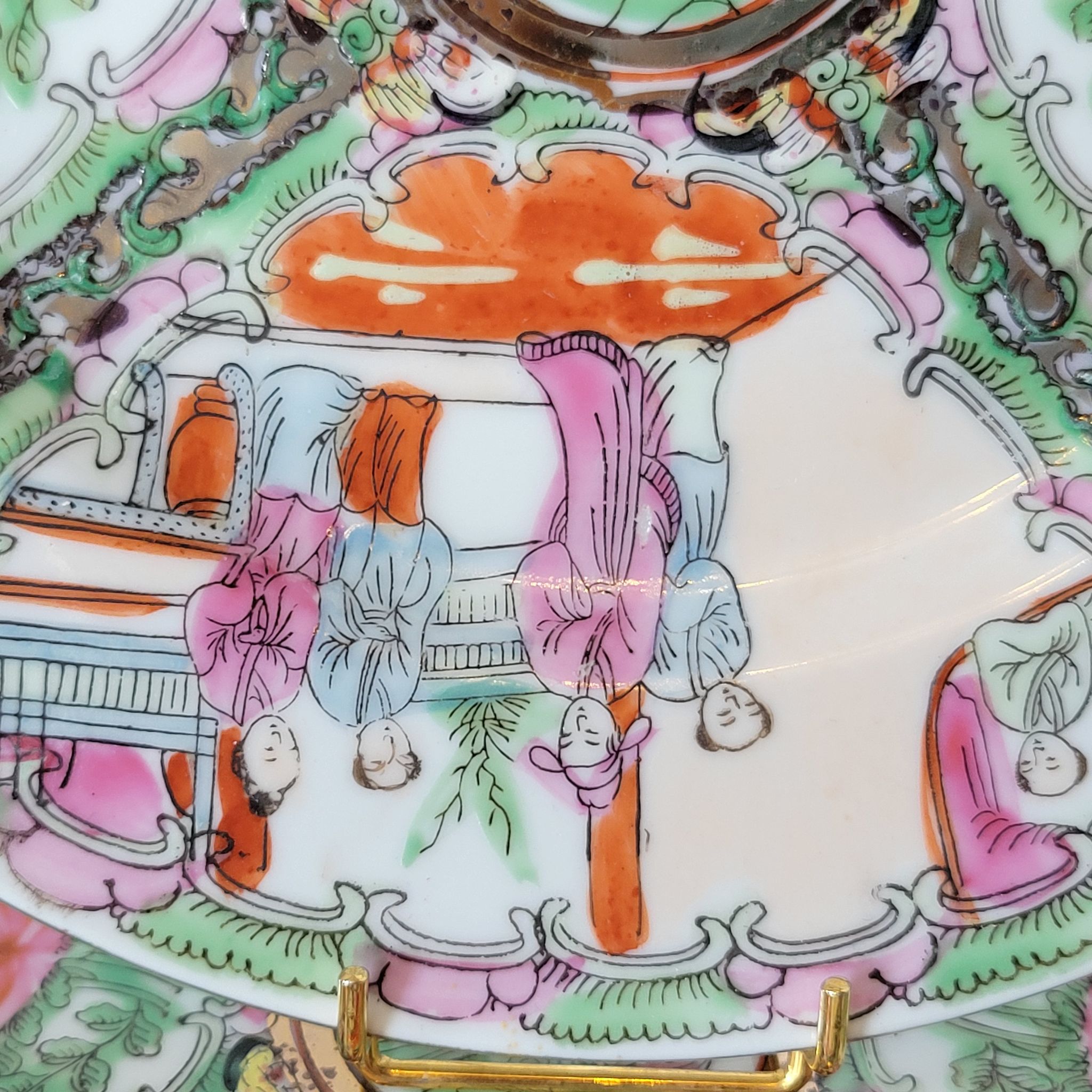 2 assiettes chinoises porcelaine polychrome et or Canton XXème