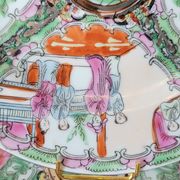 2 assiettes chinoises porcelaine polychrome et or Canton XXème