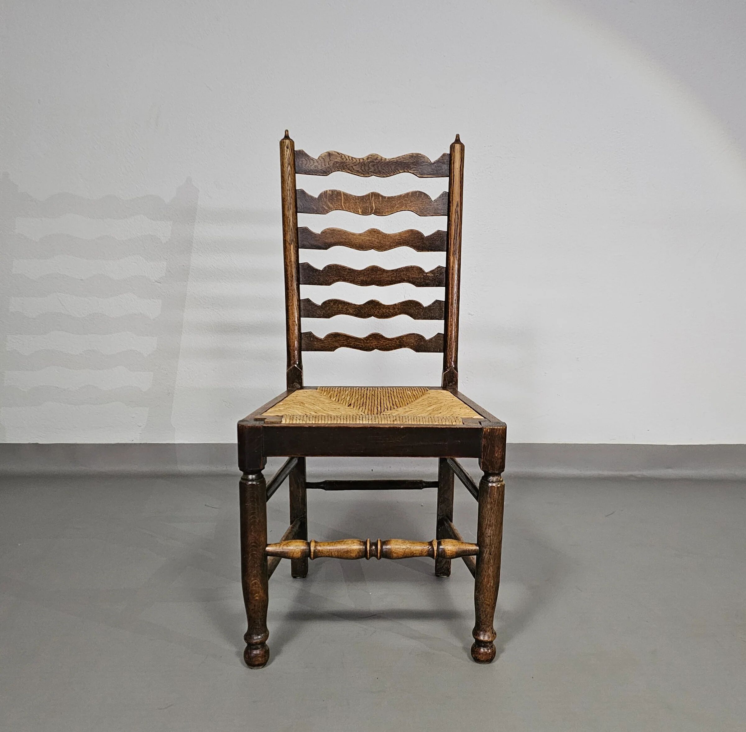Ensemble de 4 chaises de salle à manger en chêne, rustiques, de ferme, à dossier en échelle avec sièges en jonc, années 1960
