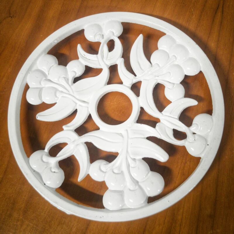 Enamelled cast iron table mat