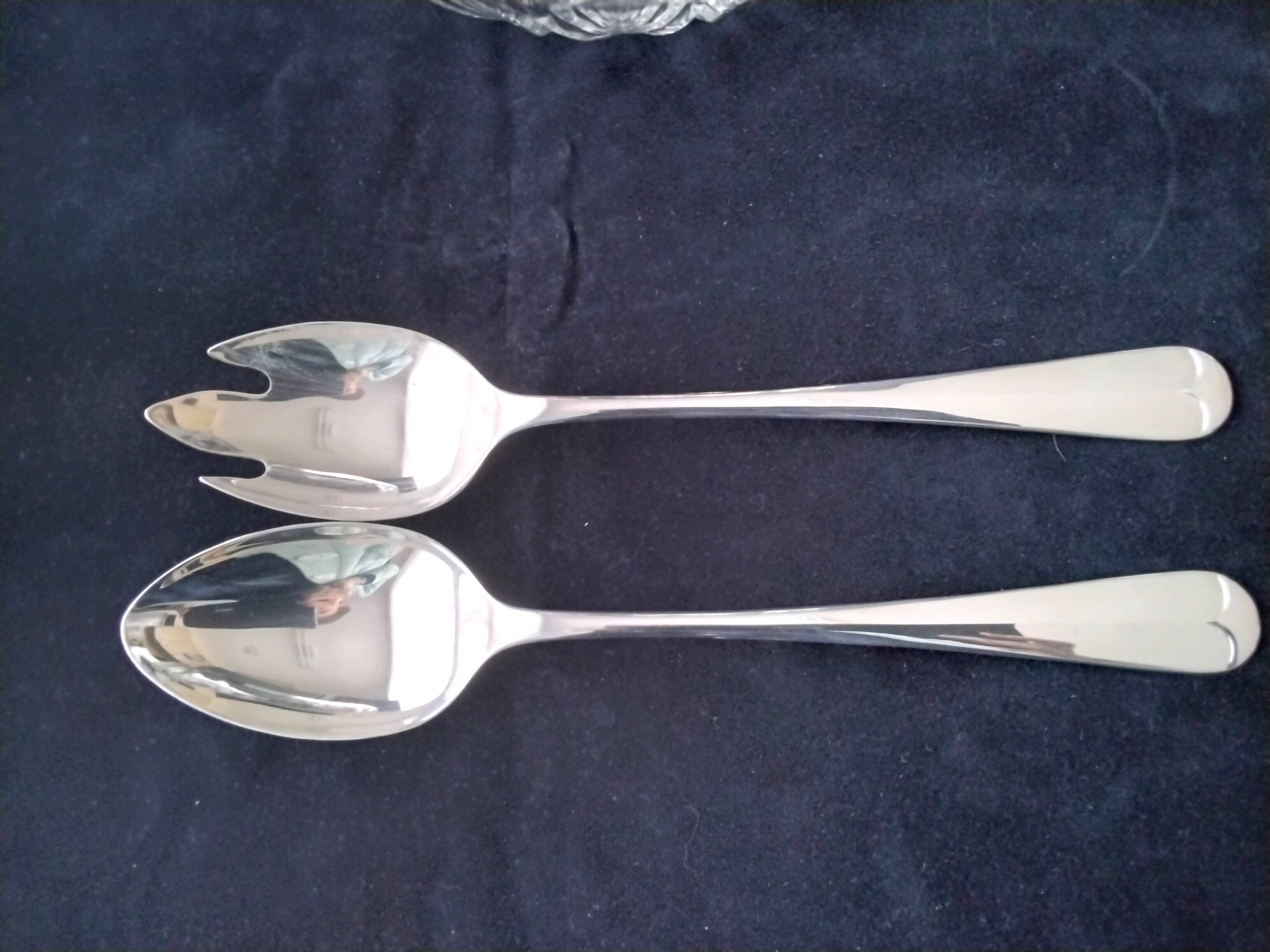 Salad bowl and serving cutlery in glass and silver metal