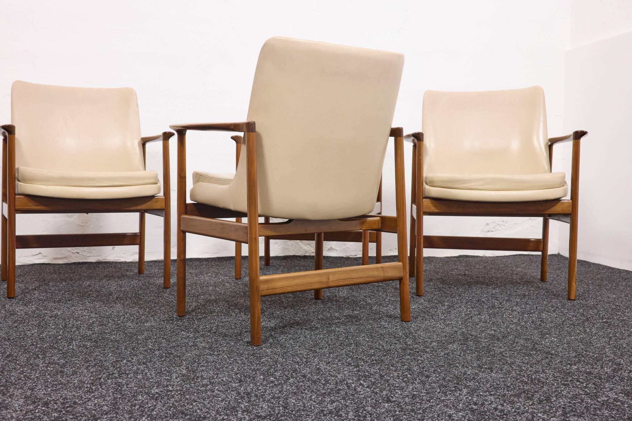Chaises de salle à manger/conférence vintage avec accoudoirs en noyer et cuir vinyle d'origine b