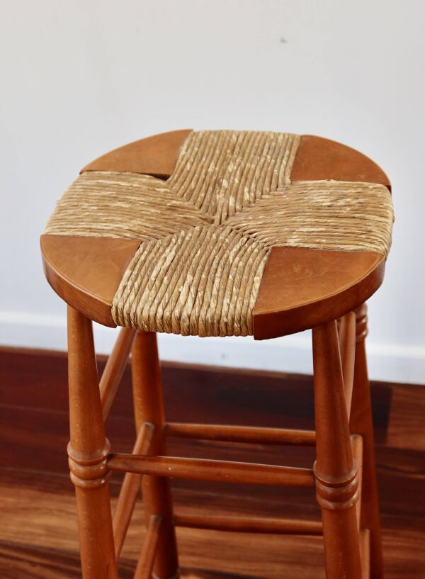 Tabouret de bar ancien en bois et assise paillée