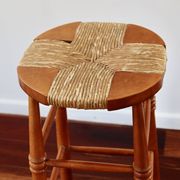 Tabouret de bar ancien en bois et assise paillée