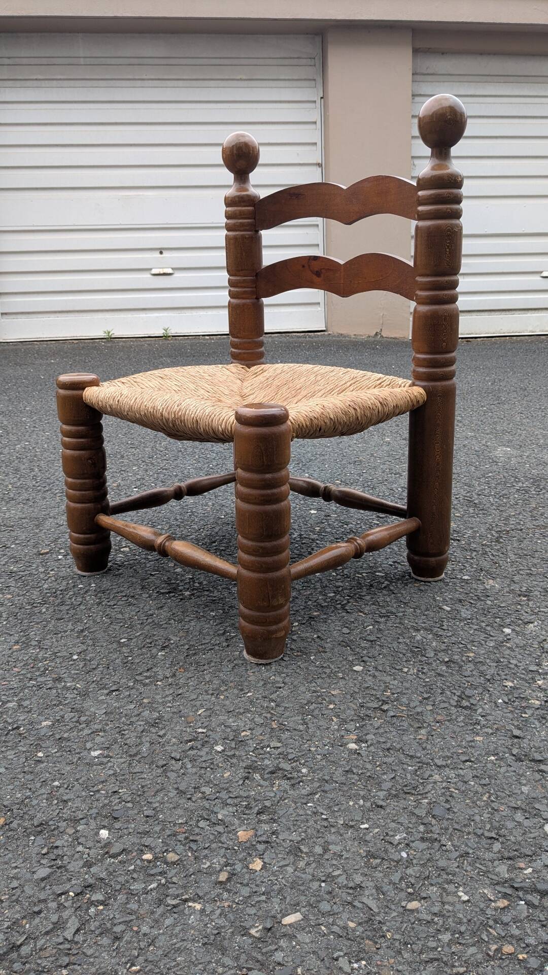 Chaise basse paillée