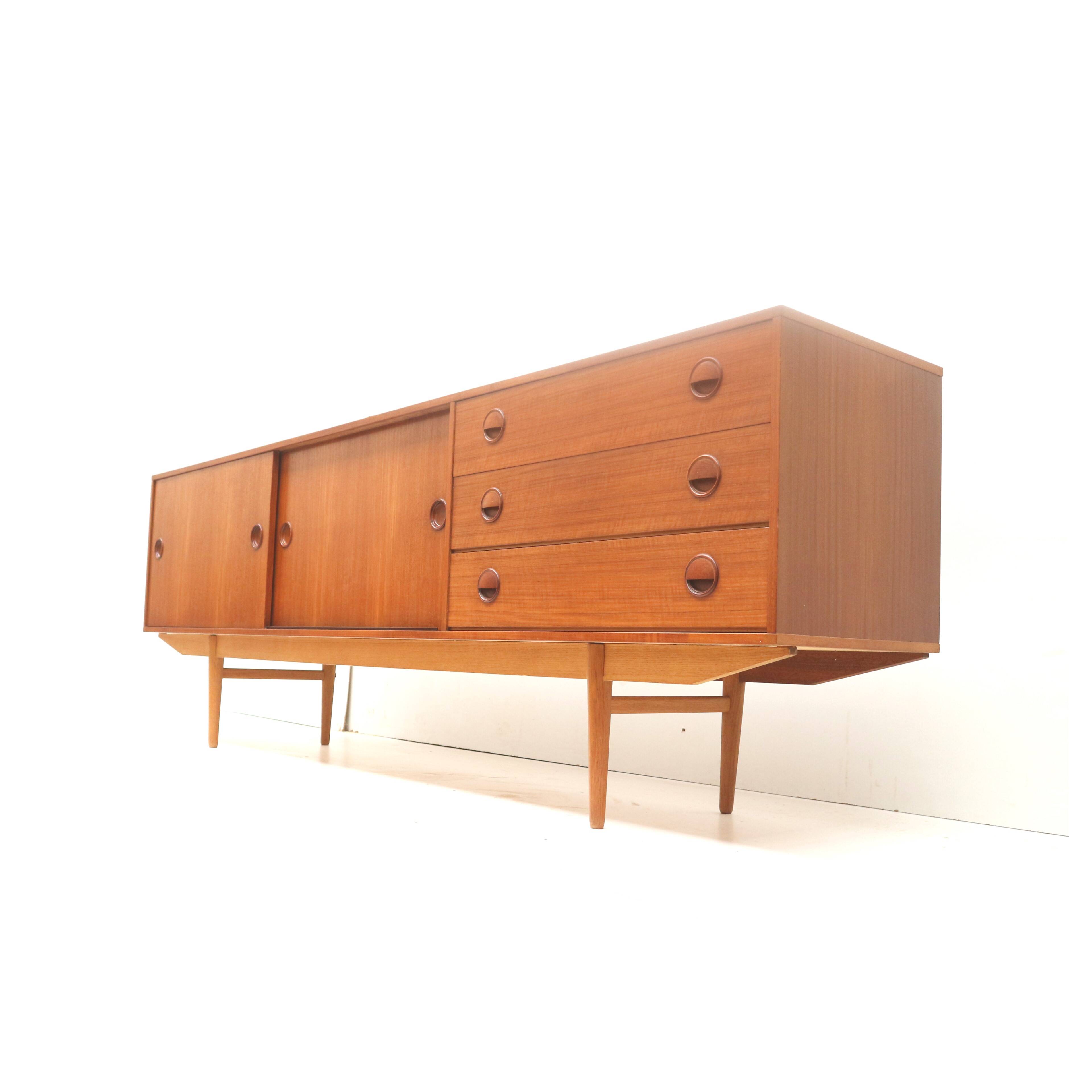 Beautiful long minimalist sideboard designed by William Watting and made by Fristho, Netherlands 195