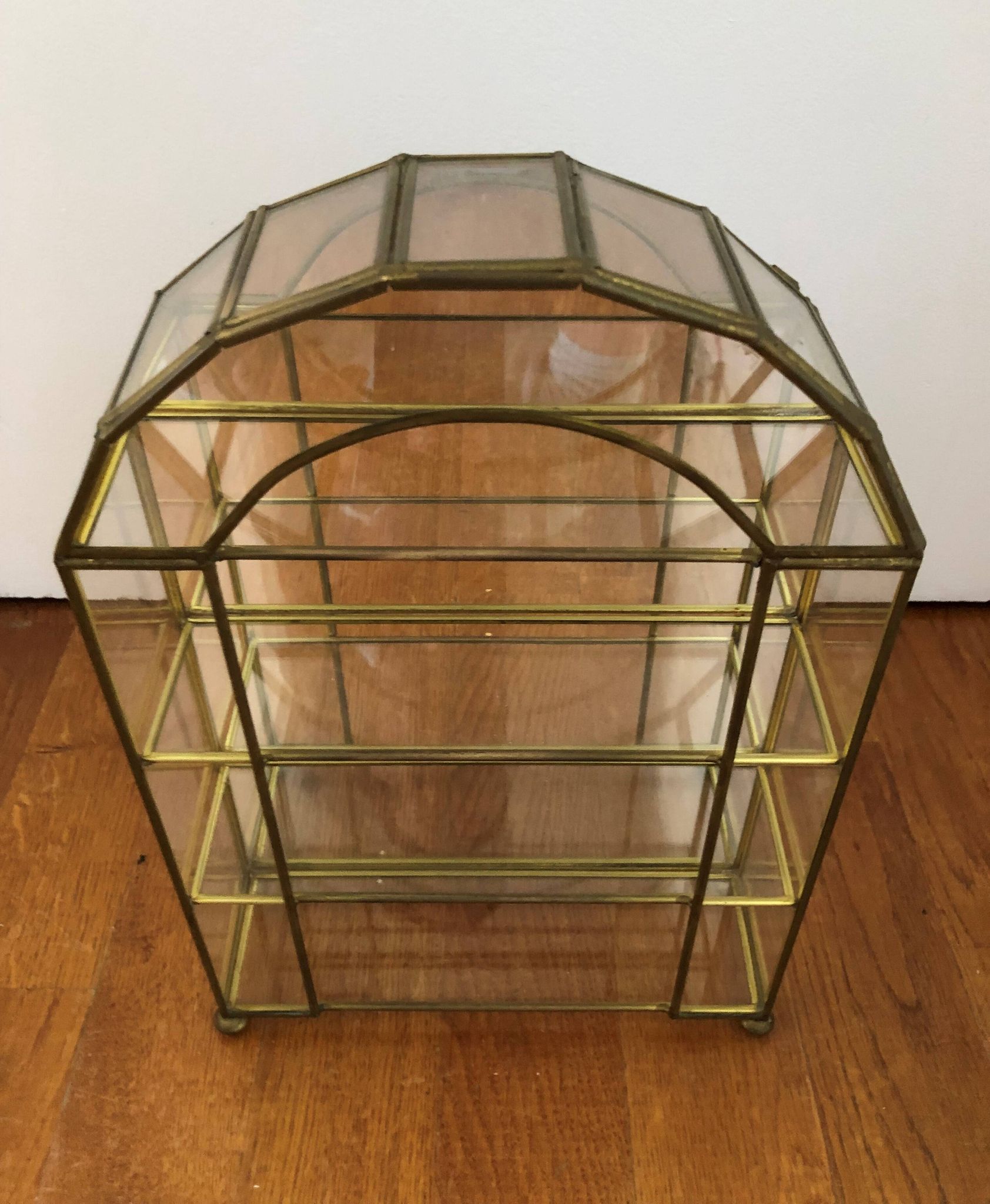 Vitrine en verre et laiton