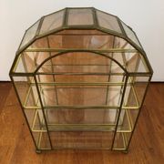 Vitrine en verre et laiton