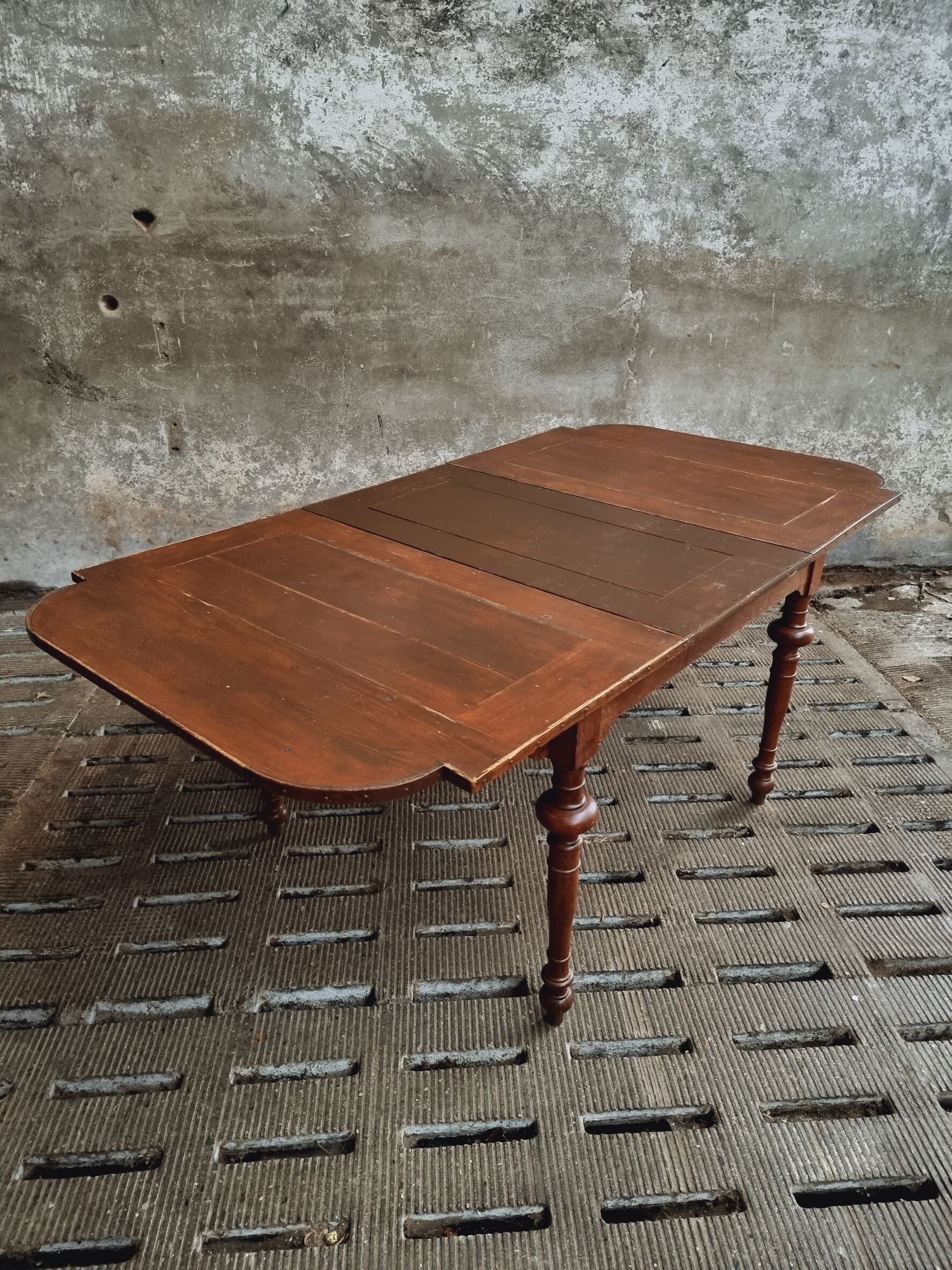 Antique extendable diningtable