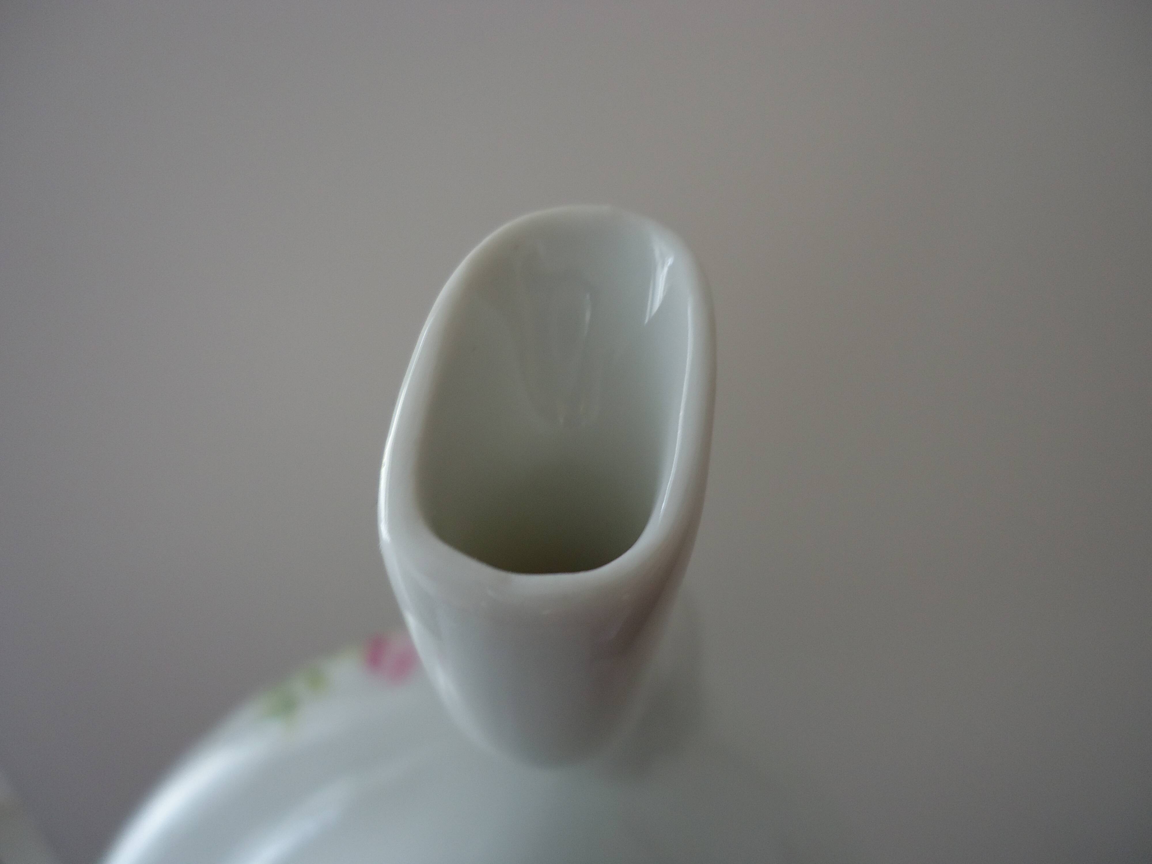 Pouring coffee pot, made of Limoges porcelain, Goumot Labesse (A565)