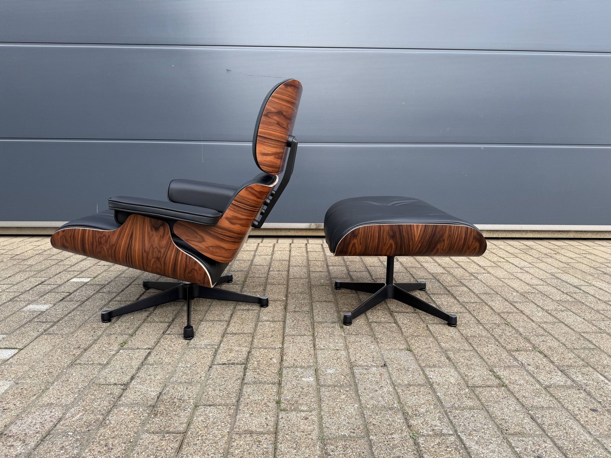 Vitra Eames Lounge chair XL + Ottoman, Zwart leder & Santos Palissander