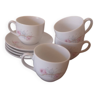 Ensemble de petite tasse et assiettes blanches à motif floral