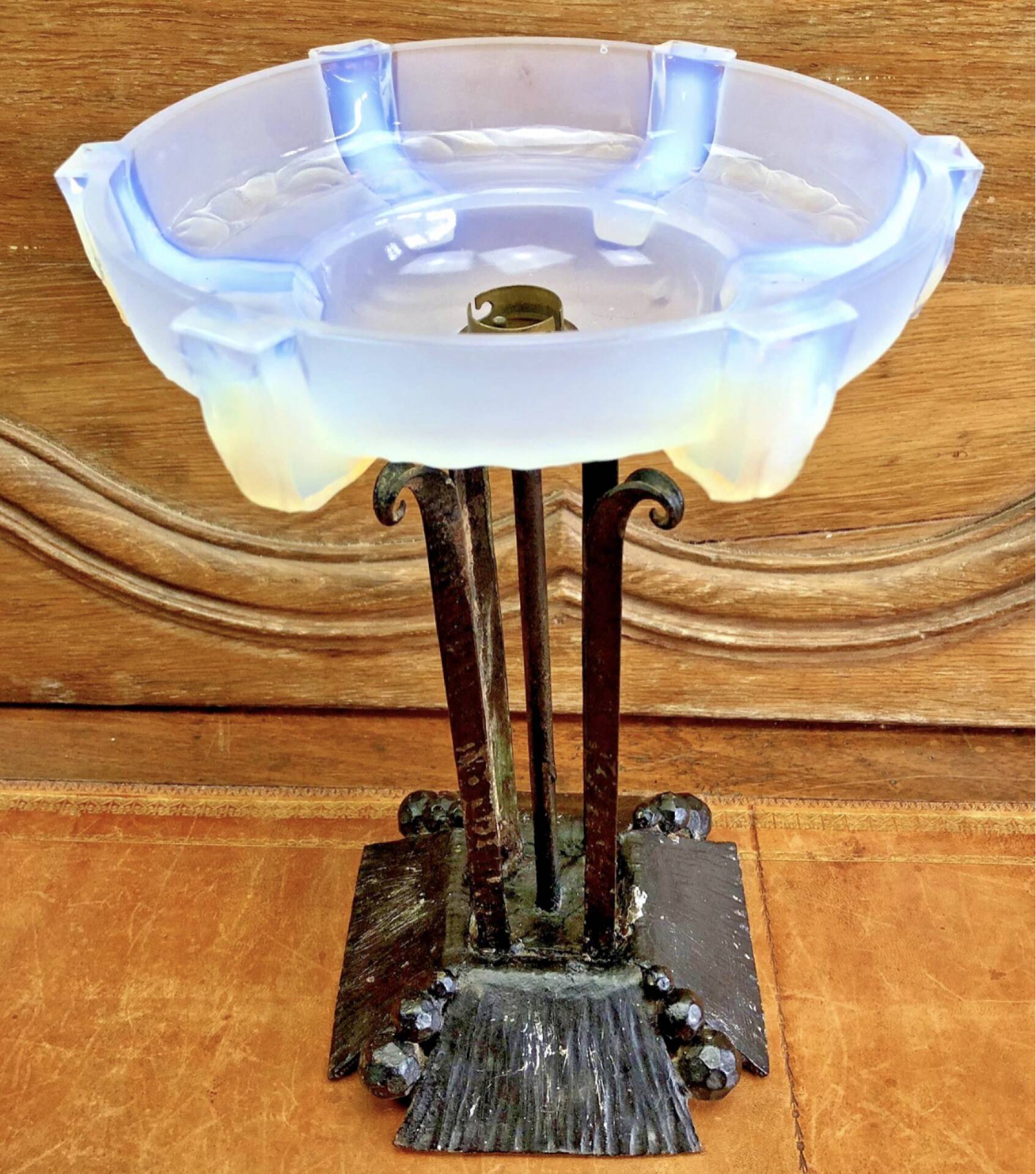 lampe Art Déco fer forgé style Edgar Brandt coupe opalescente Ezan