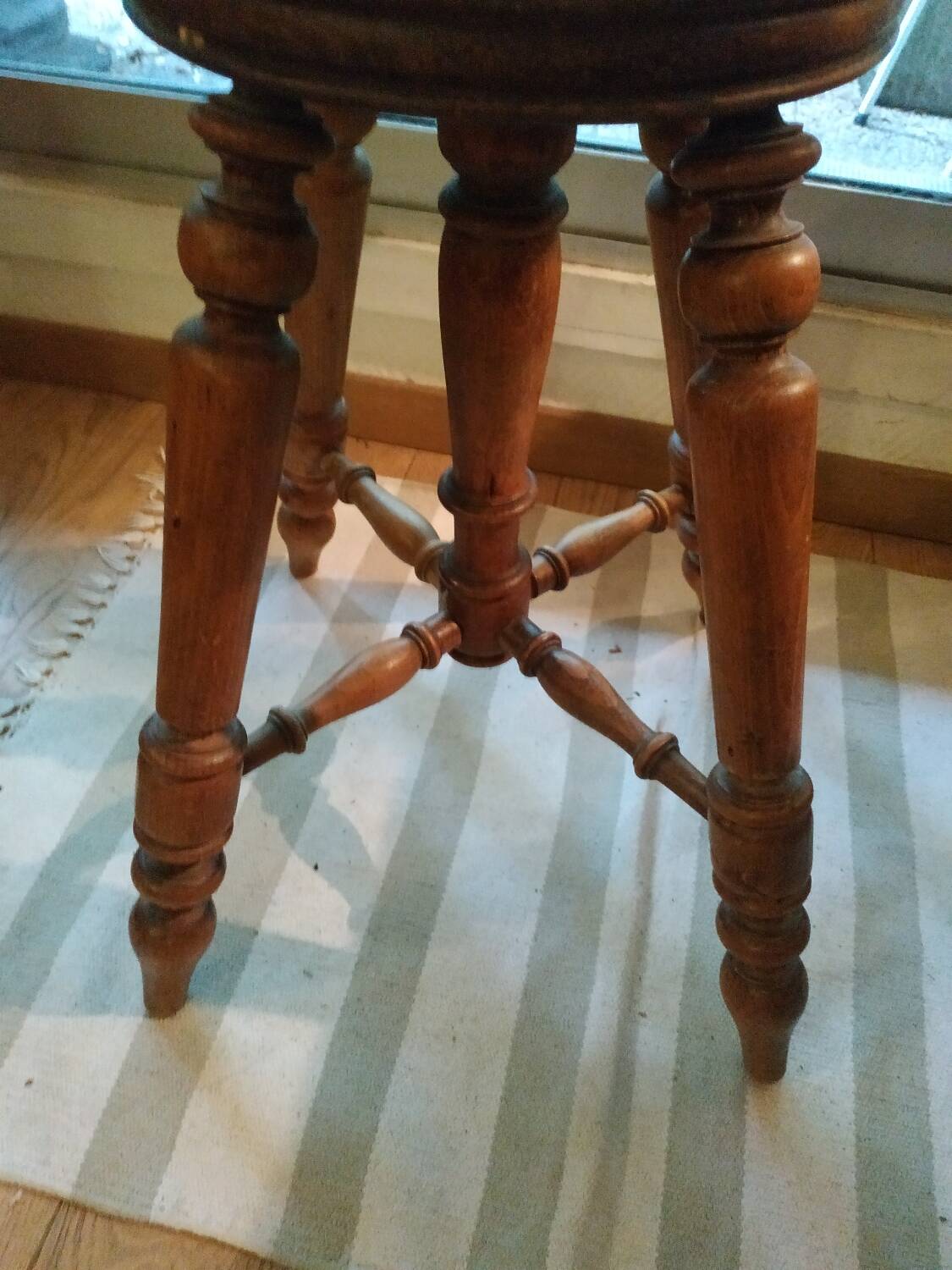 adjustable D Artistes stool