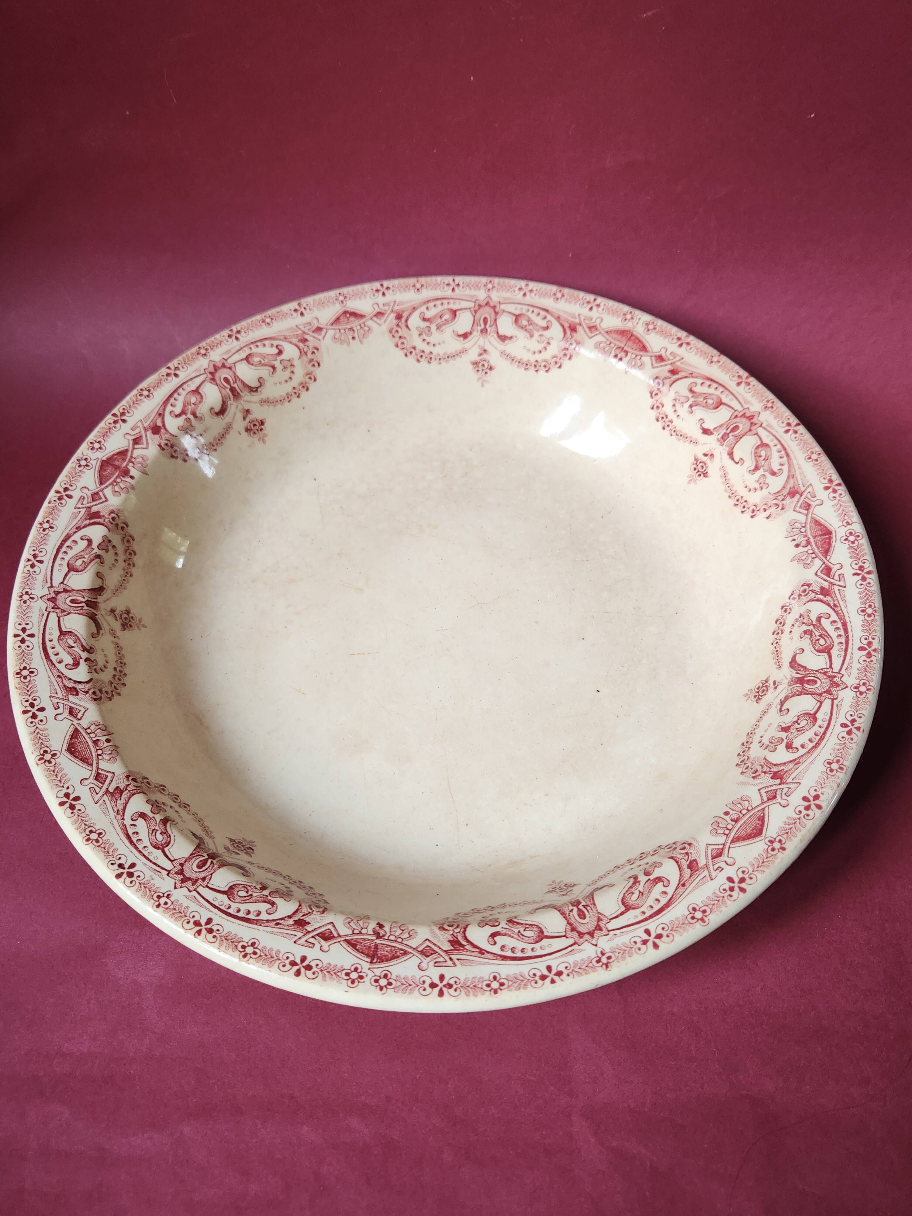 Large soup tureen and ironstone dish from the Caïffa planter, Guirlande model.
