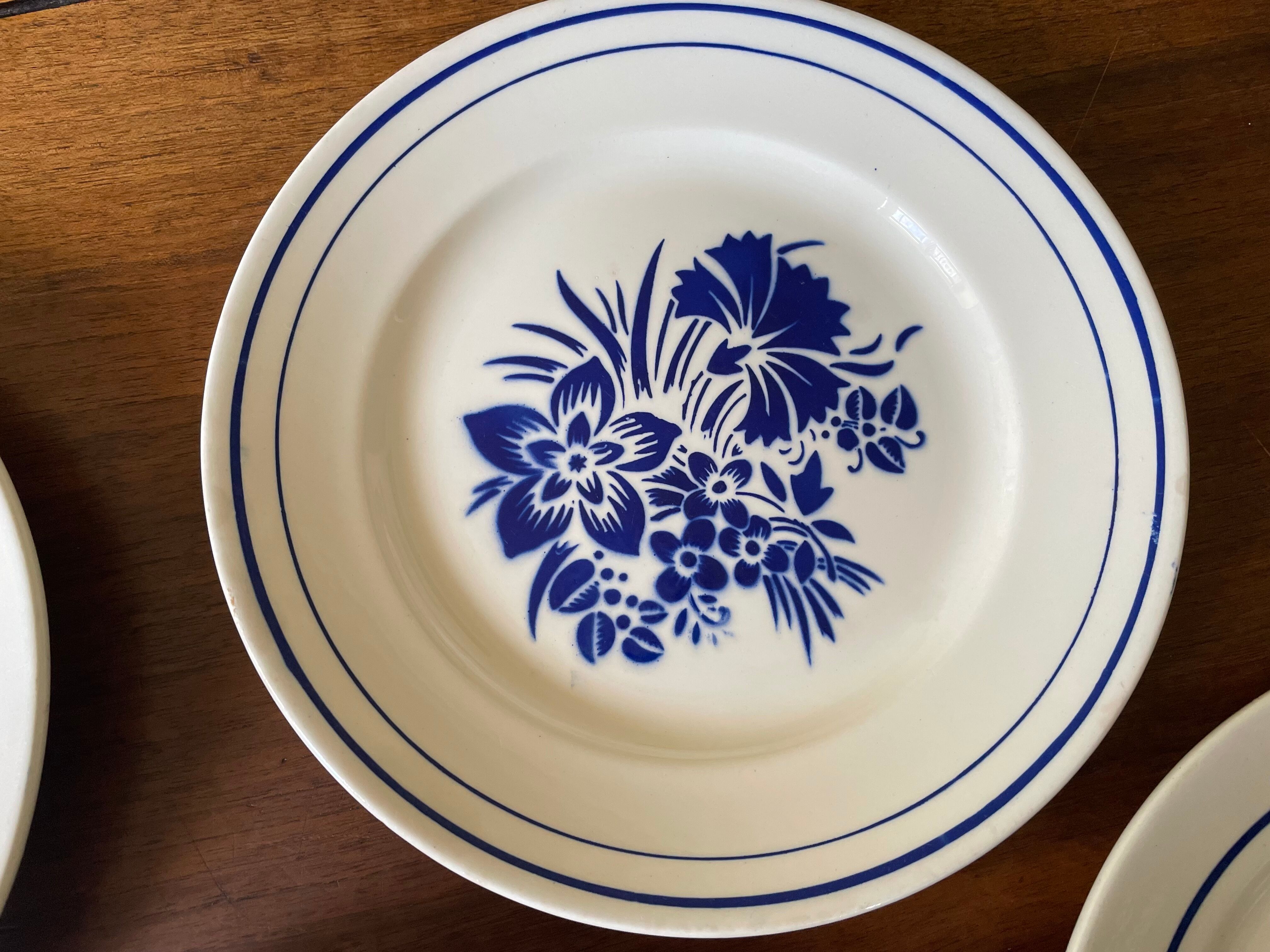 Set of 4 flat plates mismatched