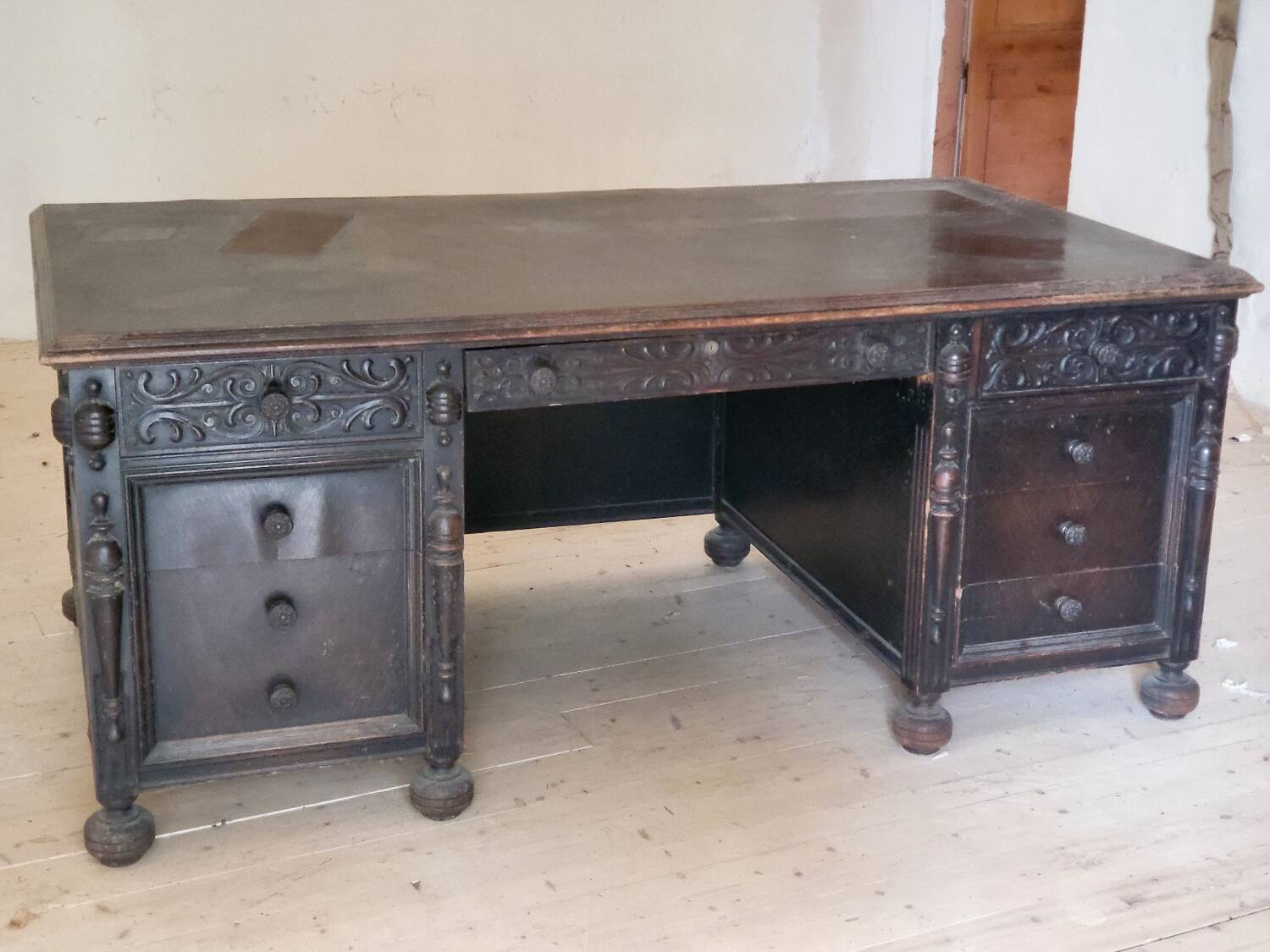 Important antique American desk in carved wood – circa 1900 –