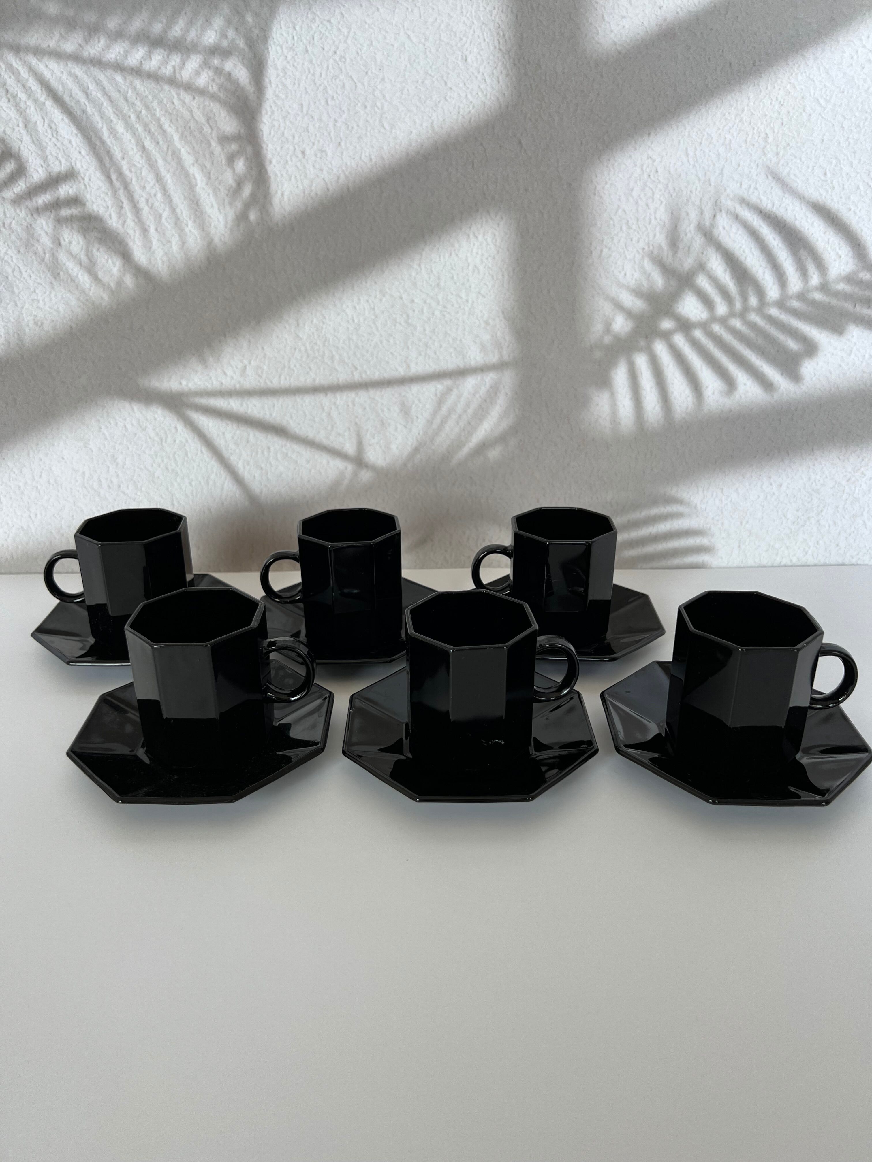 Service 6 tasses à café noires et sous tasses octogonales Octime Arcoroc France collection Esso