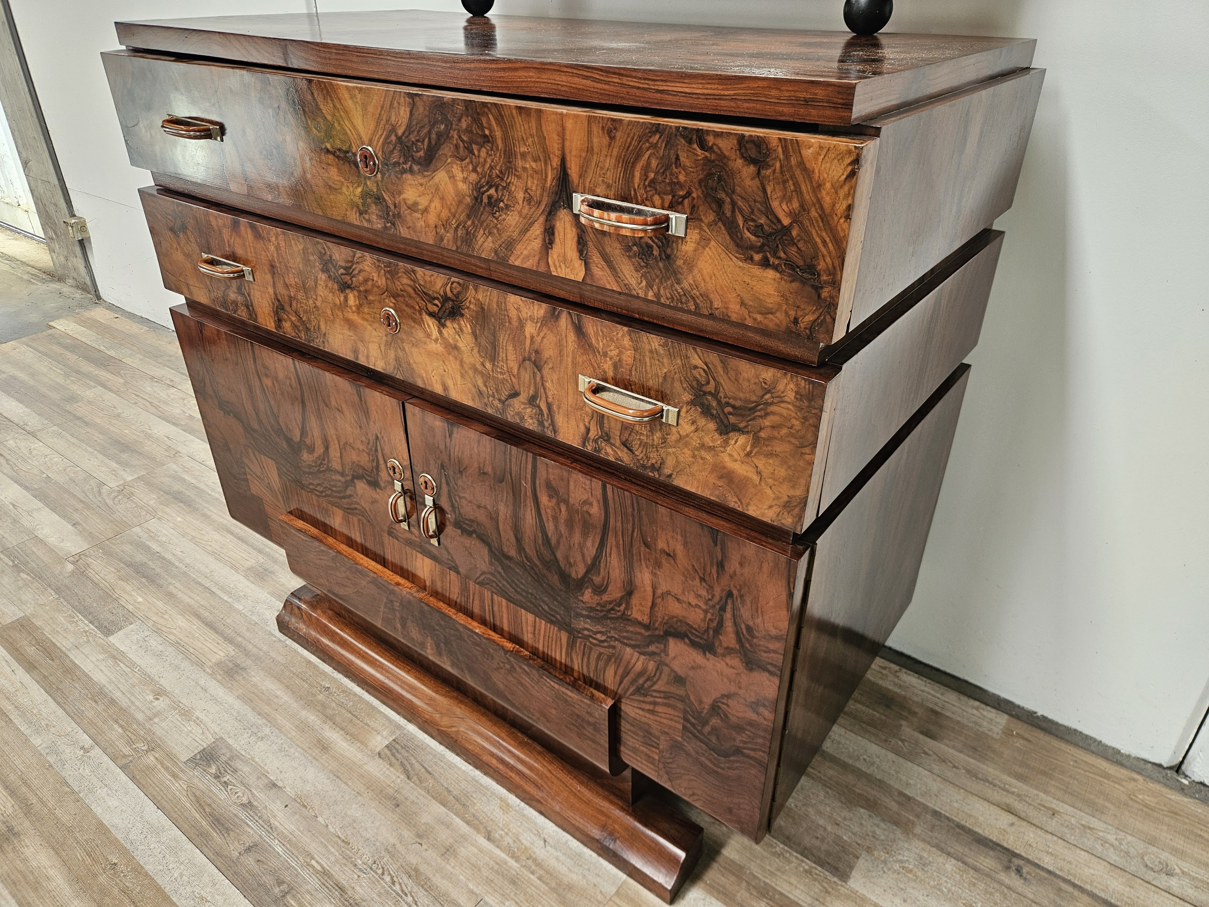 1940s Art Decò sideboard in walnut burl with mirror