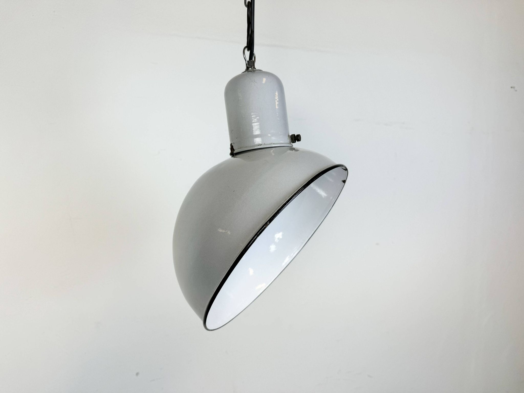 Lampe à suspension industrielle en émail gris, années 1960