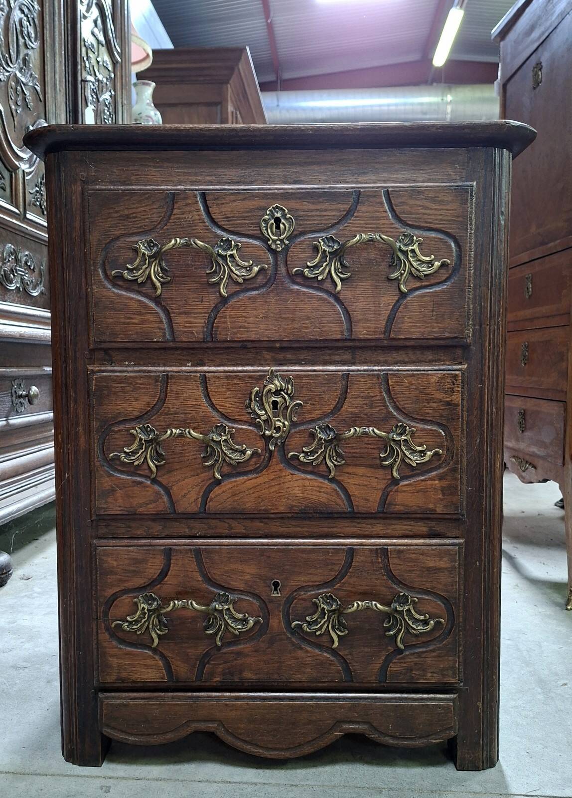 Louis XIV commode in oak – Sculpted decoration and bronze fittings – 18th century