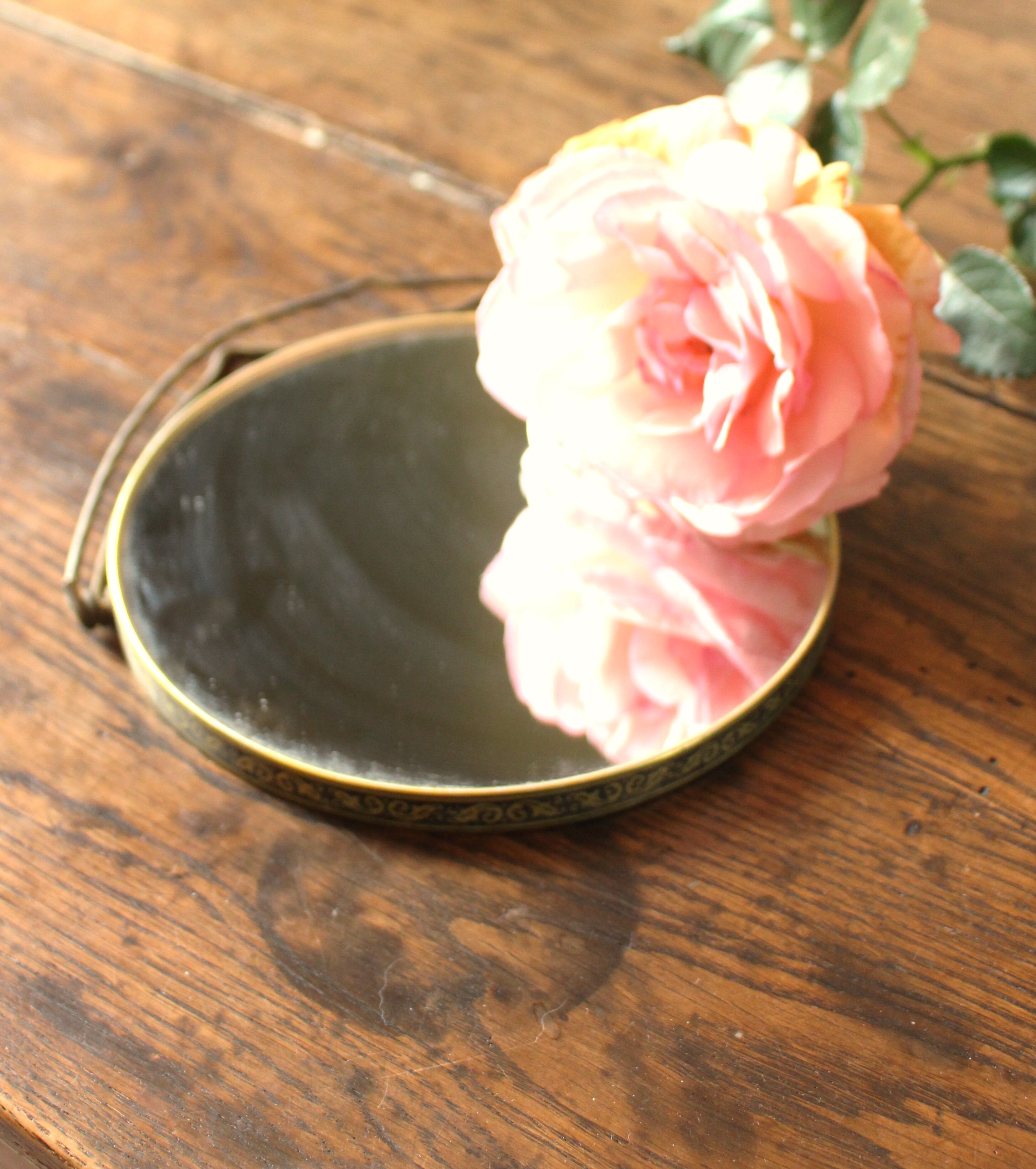 Round barber mirror with double gold legs and decorations