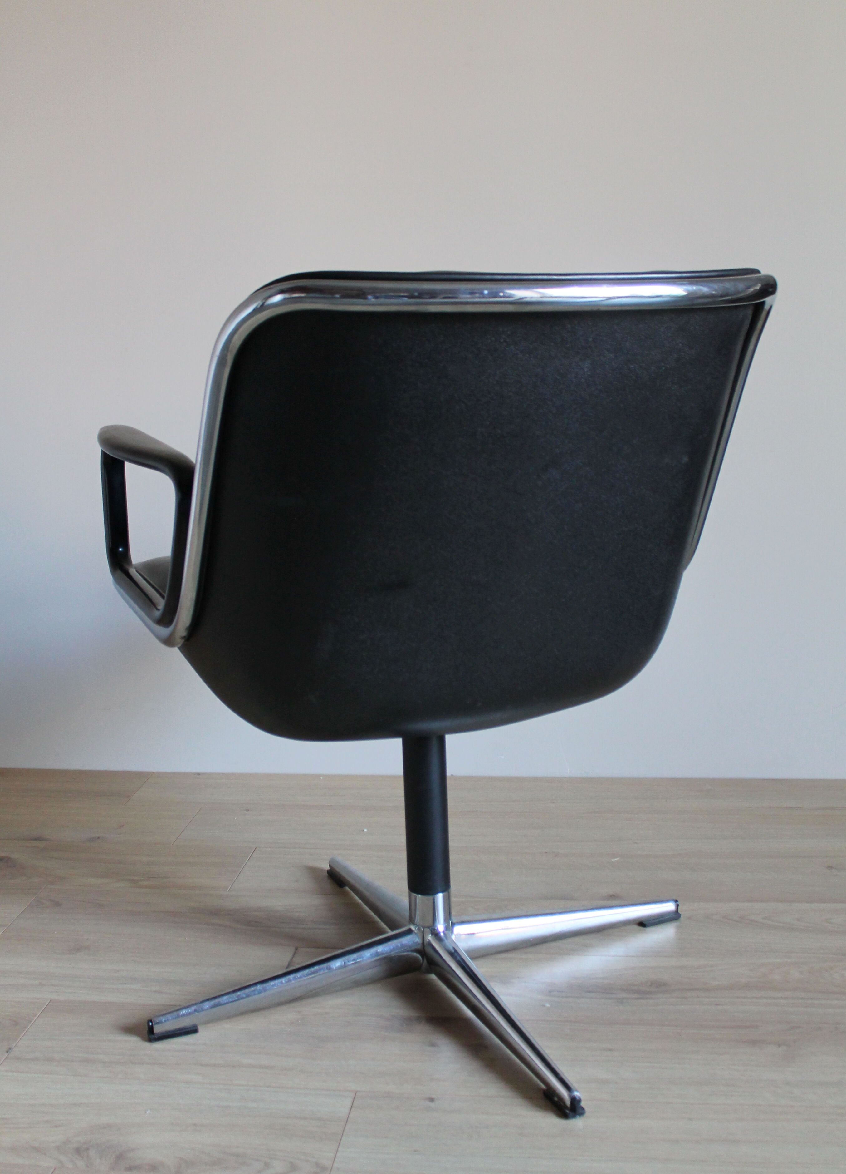 Fauteuil cuir de Charles Pollock 1970