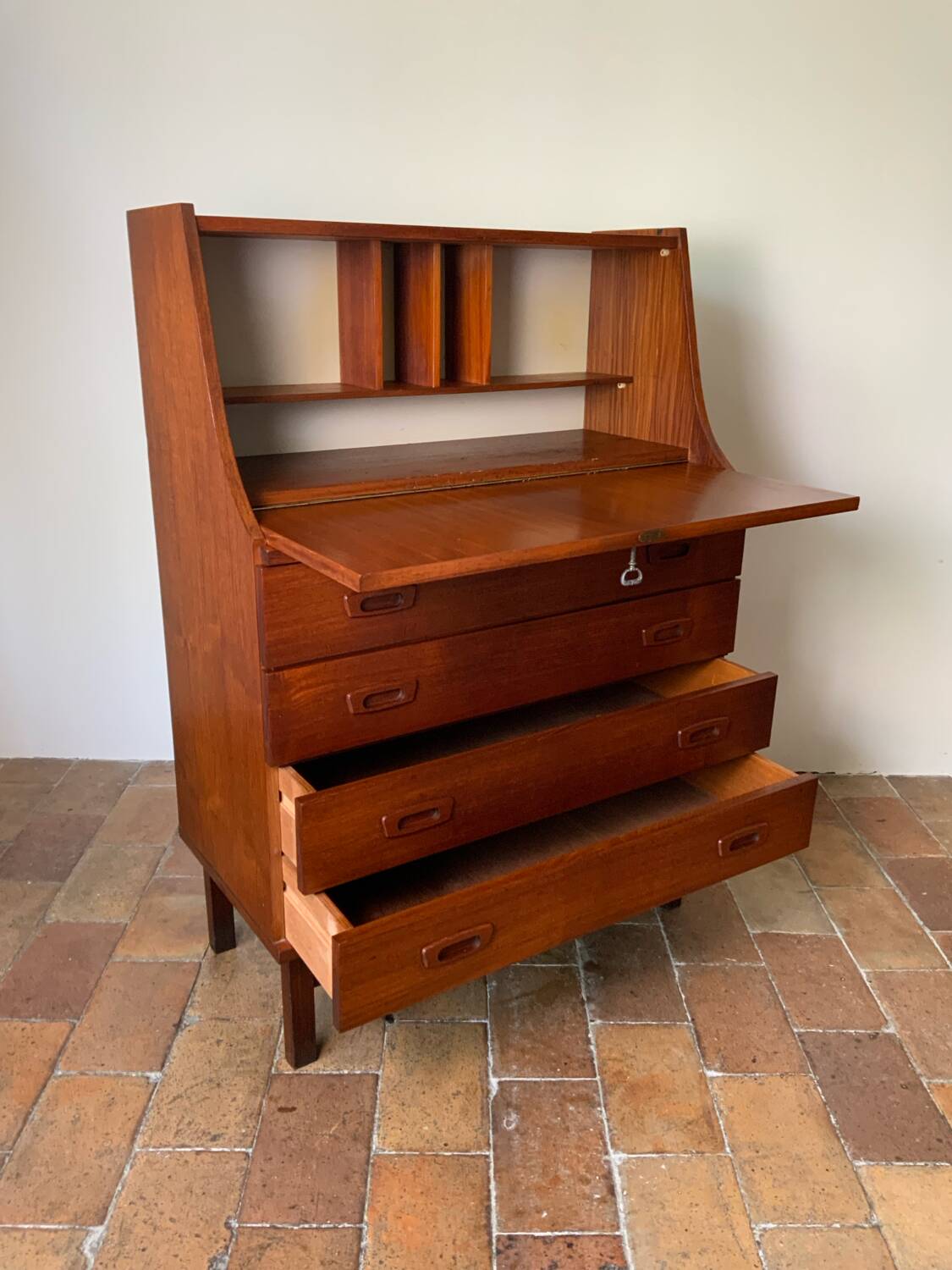 Scandinavian secretary