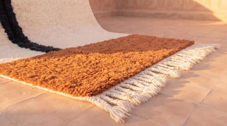 Large Berber rug made of natural wool, traditionally handwoven, 3/4 m.
