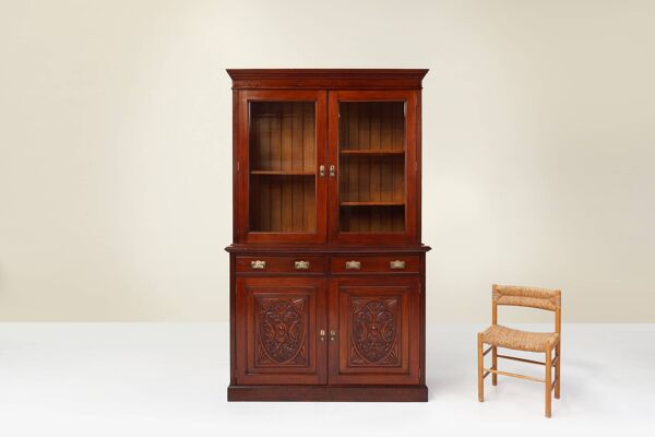 Vitrine ou bibliothèque Art Nouveau en chêne avec sculptures et porte vitrée