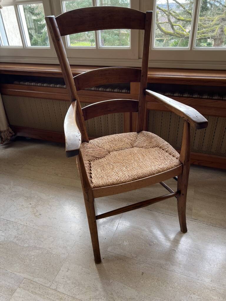 Fauteuil rustique en bois et paille