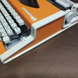 Machine à écrire Olympia traveller de luxe orange révisé et ruban neuf