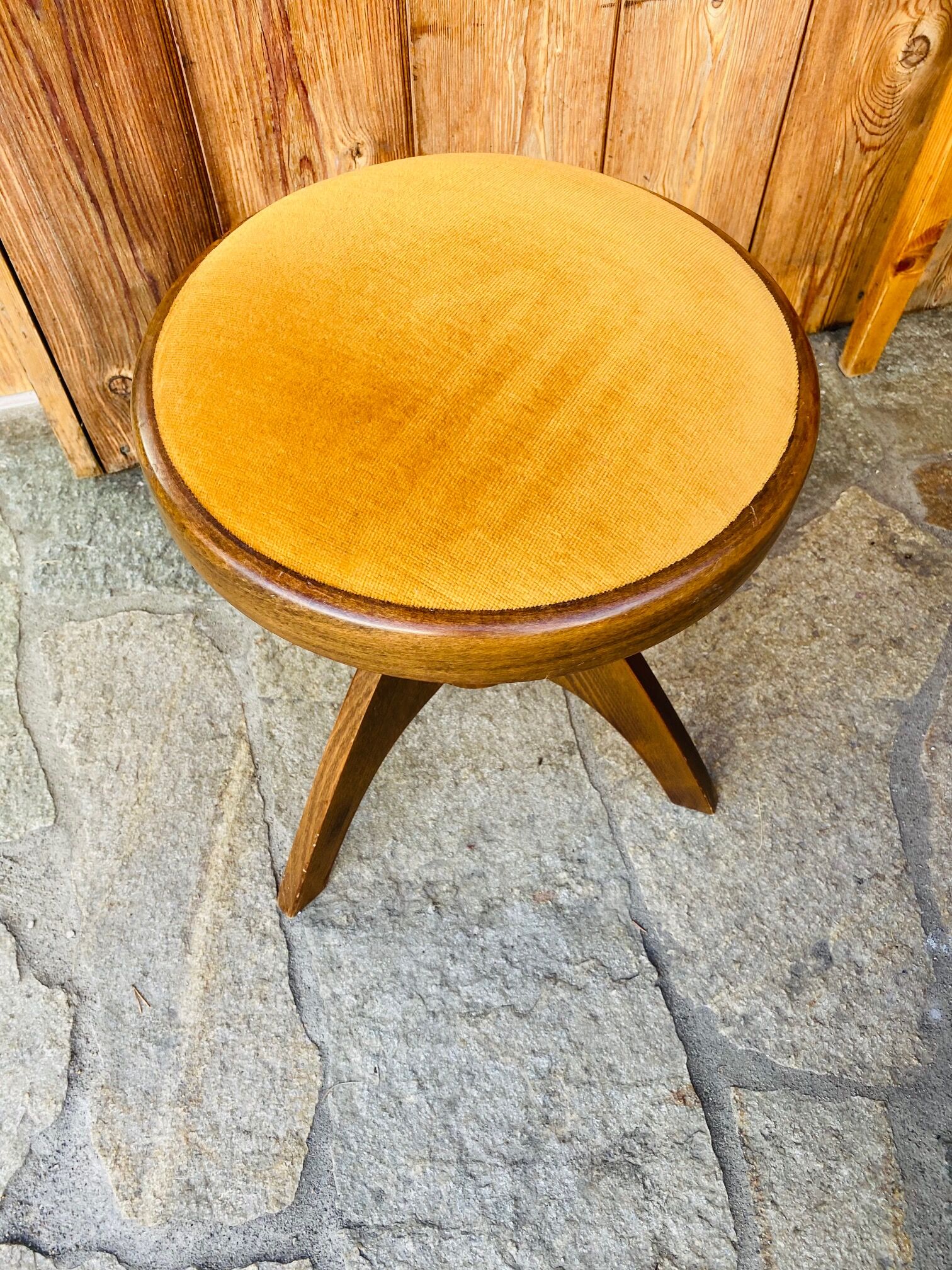 Adjustable vintage piano stool made of wood and velvet