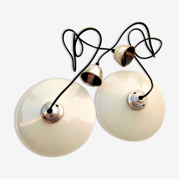 Paire de suspensions en opaline blanche