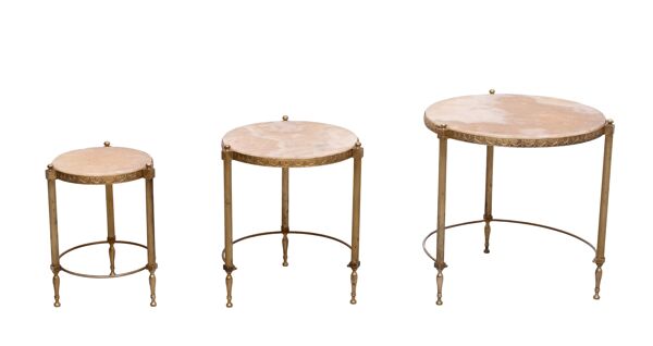 Tables gigognes Hollywood en laiton, onyx et marbre, France.