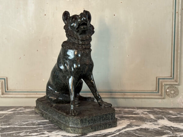 Grand modèle du chien de Jennings en marbre serpentine, souvenir du Grand Tour, XIXème siècle
