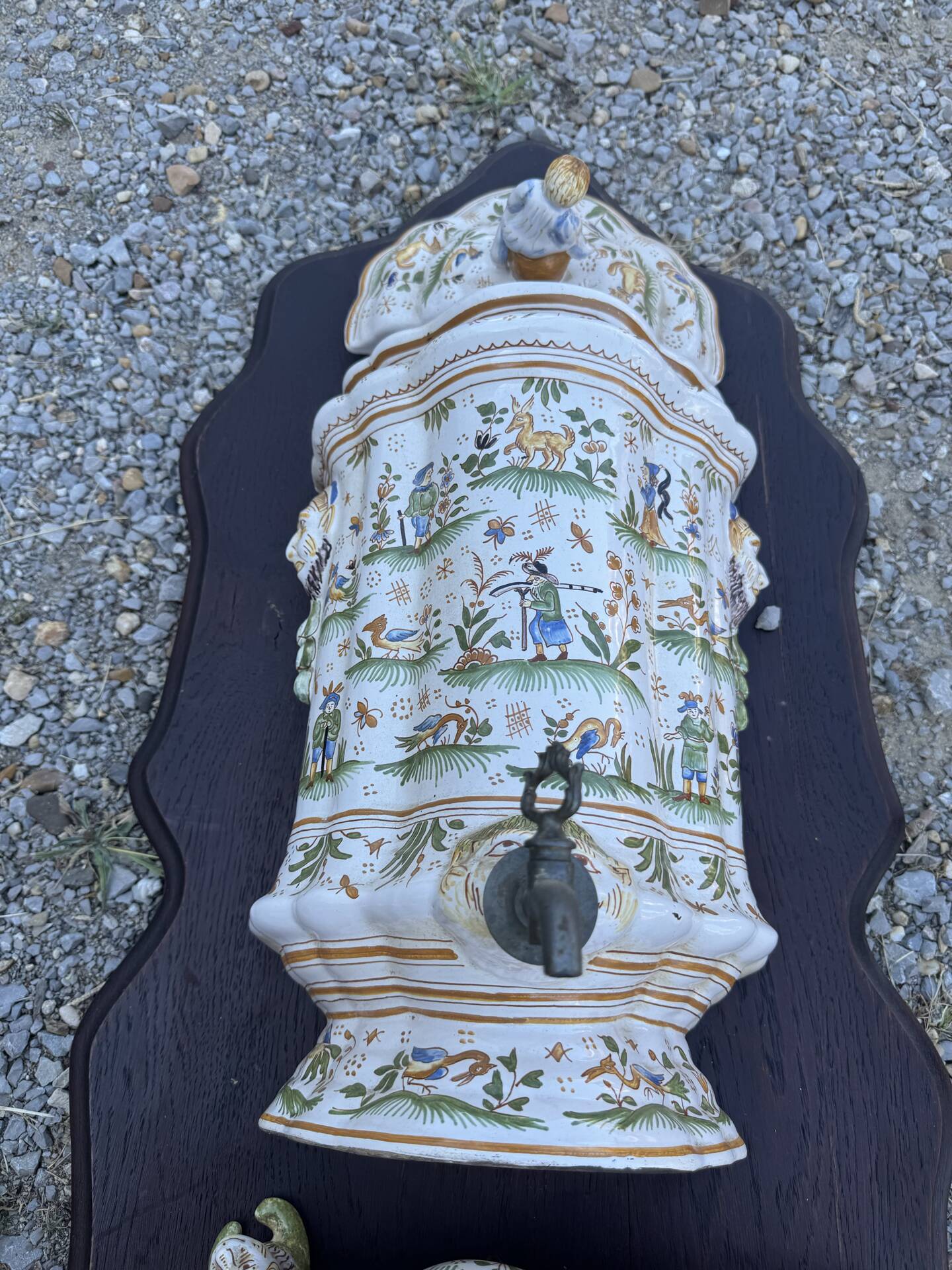 Wall fountain and its basin in Moustiers earthenware, handmade decoration.