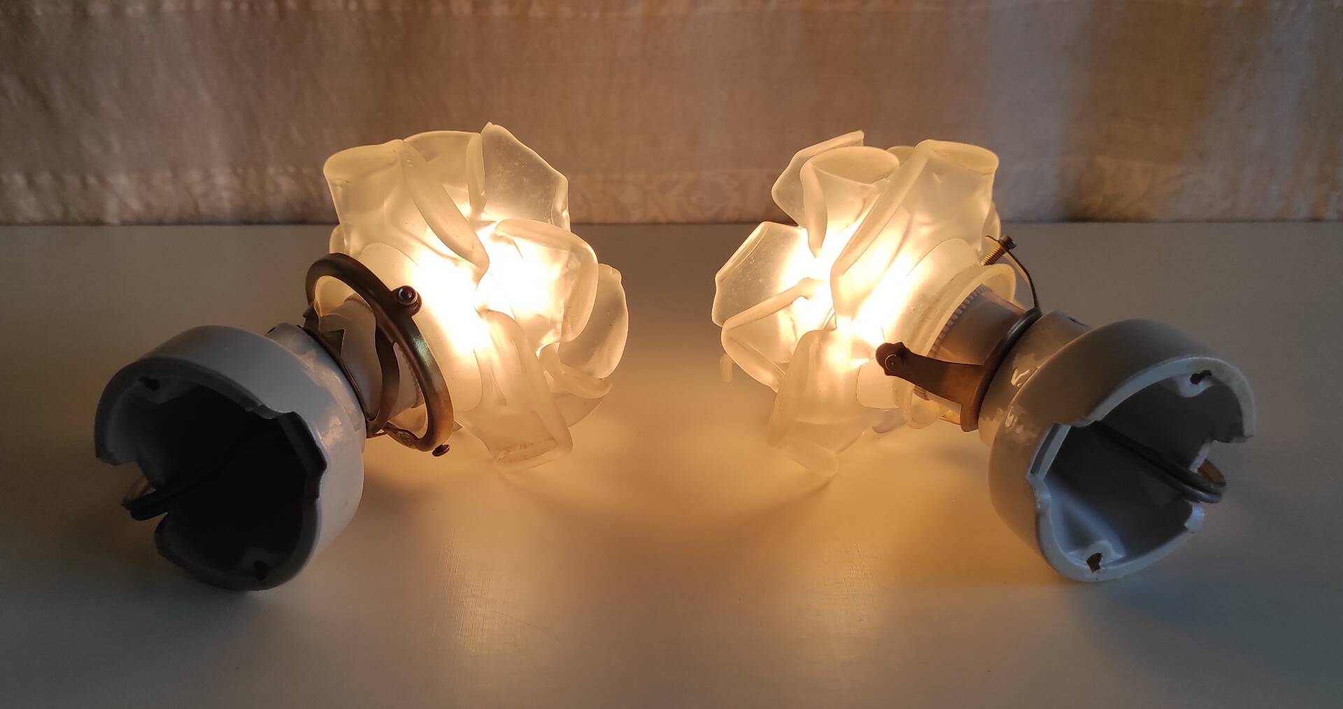 Art Deco style wall lights in porcelain and floral glass paste - 30s