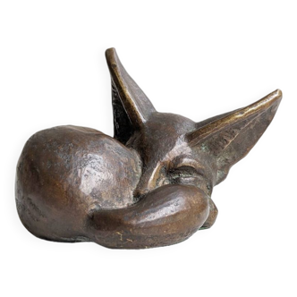 Figurine en bronze d'un renard du désert endormi