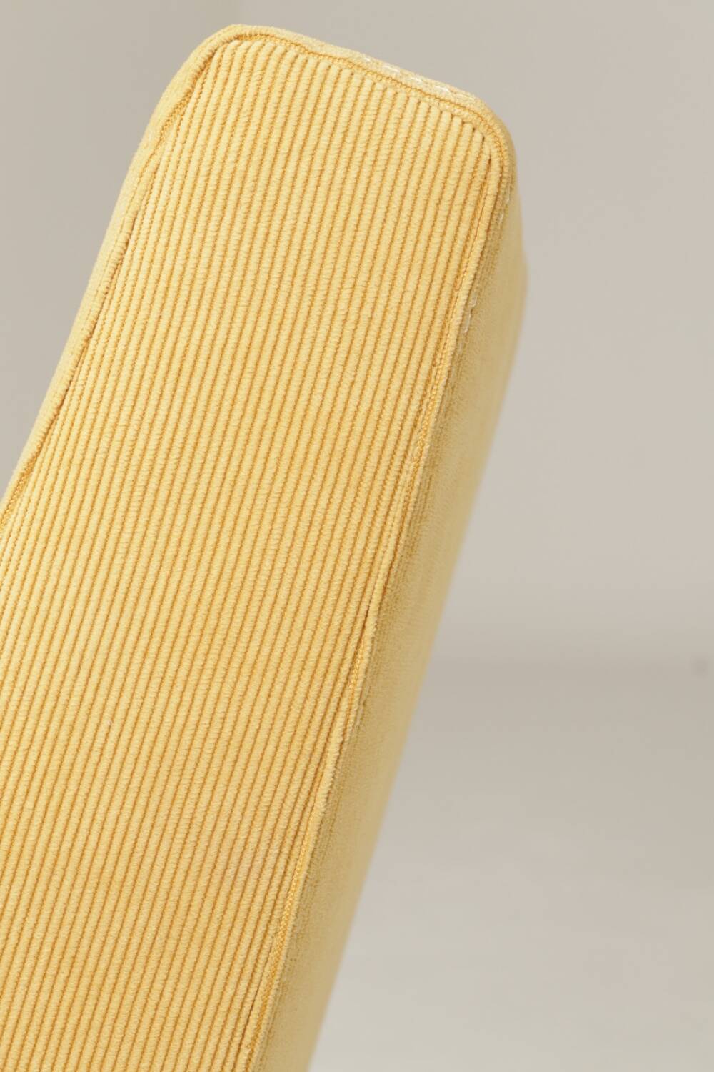 Fauteuil vintage pastel jaune velours côtelé et repose - pieds