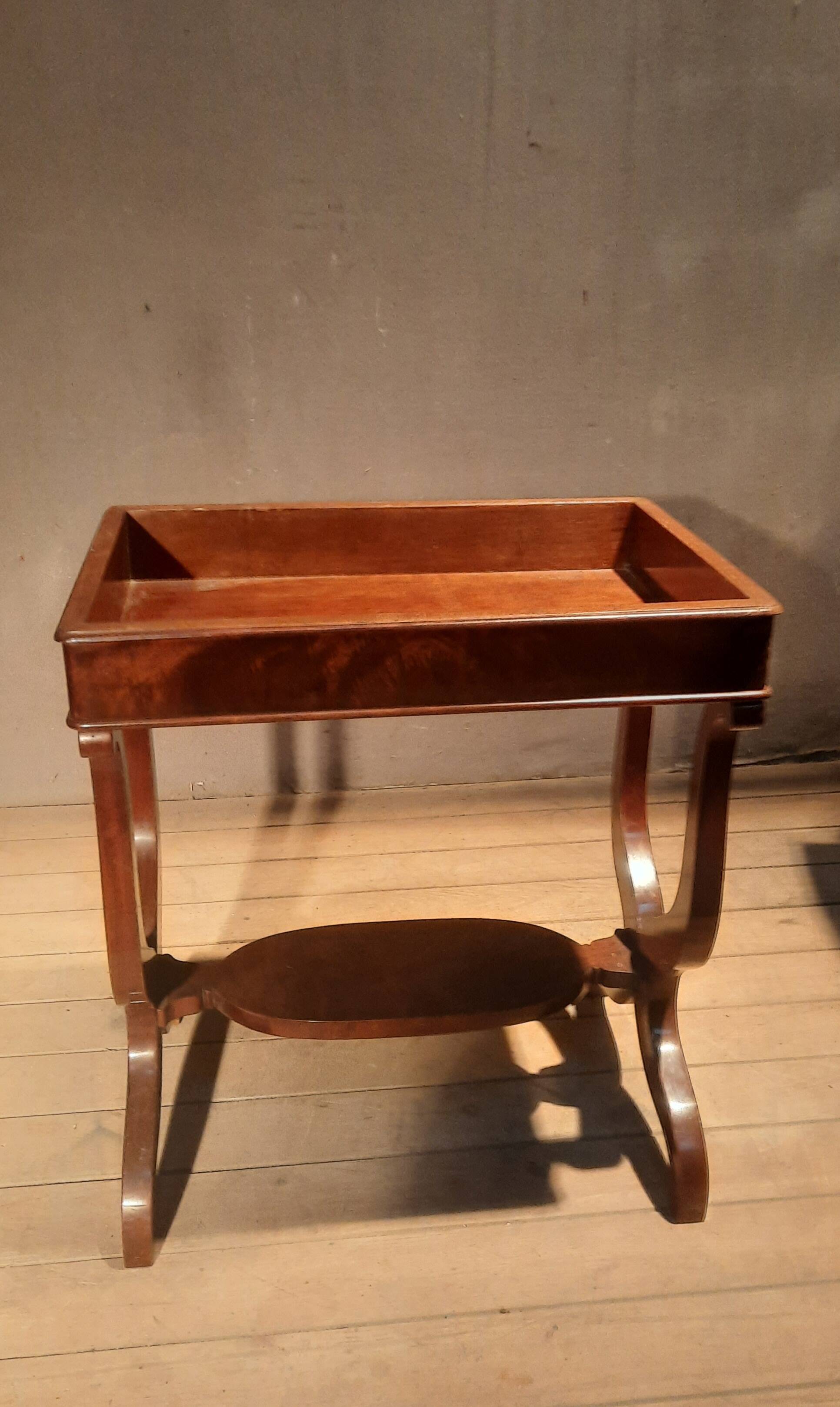 Table d appoin à cuvette t en acajou