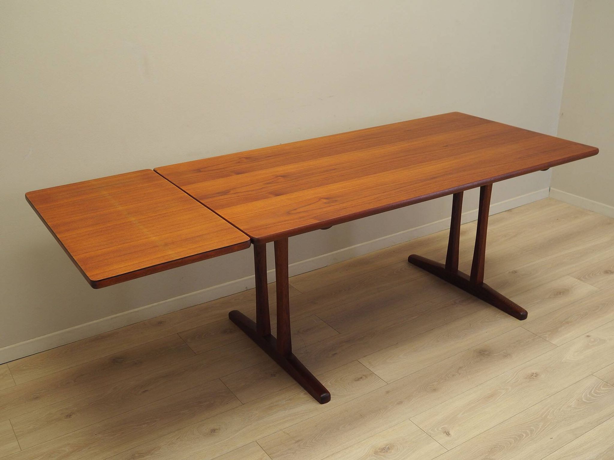 Table en teck, design danois, années 1960, designer : Børge Mogensen