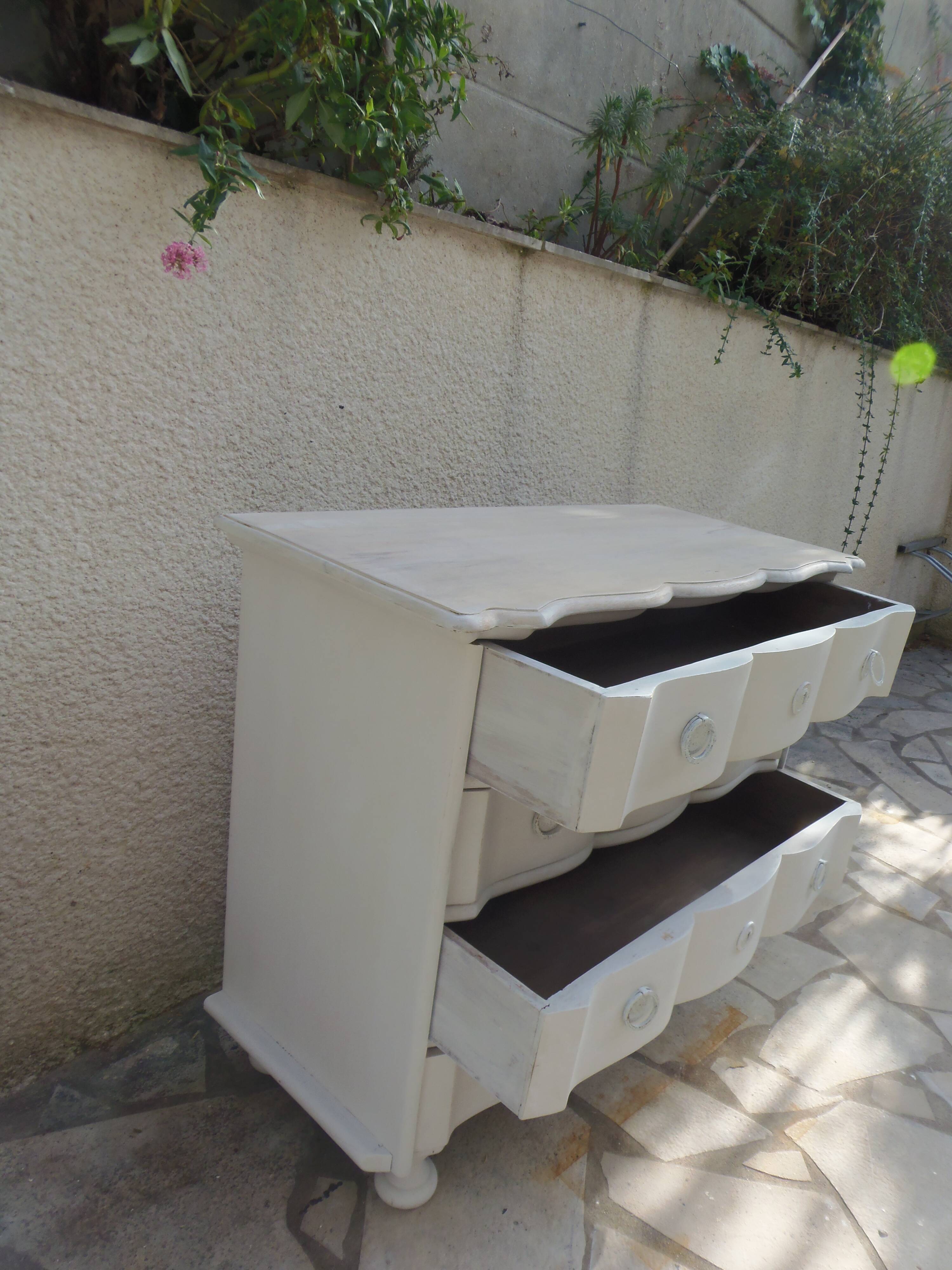 Commode arbalète de belle facture sublimée en gris perle, plateau blanchi.